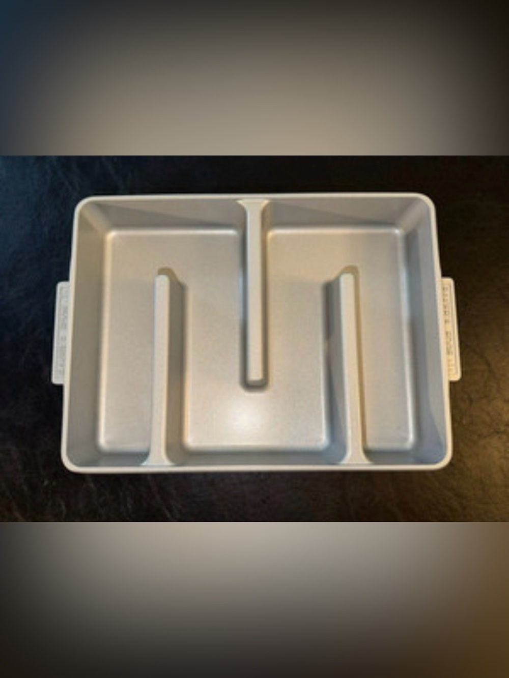 Bakers Edge non stick edge brownie pan
